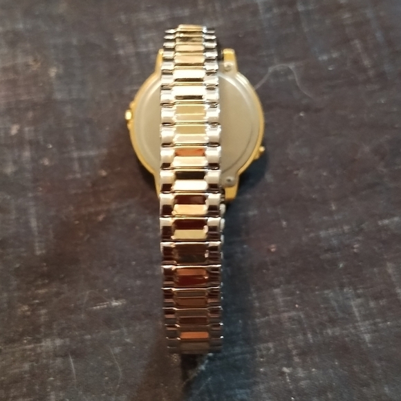 Vintage Lorus Mickey and Minnie Mouse Watch - Picture 5 of 10